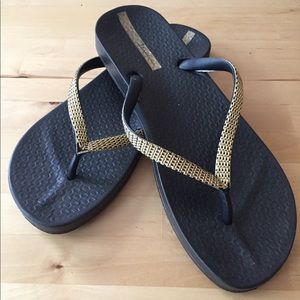 Ipanema gold and black flip flops size 9m